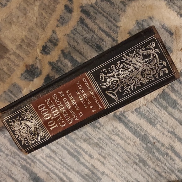 1944 Garden Book 1000 Garden Questions. 1st edition - Picture 1 of 12